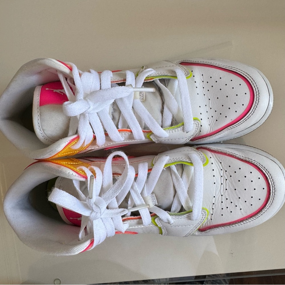 Air Jordan 1 Mid SE GS ‘Edge Glow’ - Picture 6 of 9